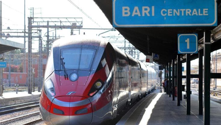Stop ai treni per Roma a Bari e in Puglia: venti giorni d’inferno con bus e voli carissimi