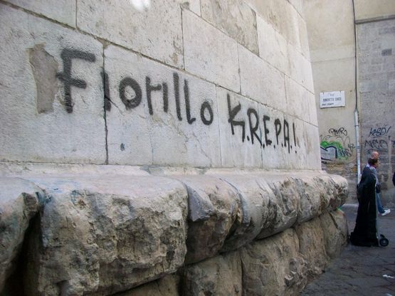 Graffiti vandalici a Santa Chiara<br />la torre campanaria e il cortile
