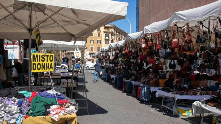 I mercati rionali, rivoluzione via Sannio: il regno del vintage diventa tecnologico