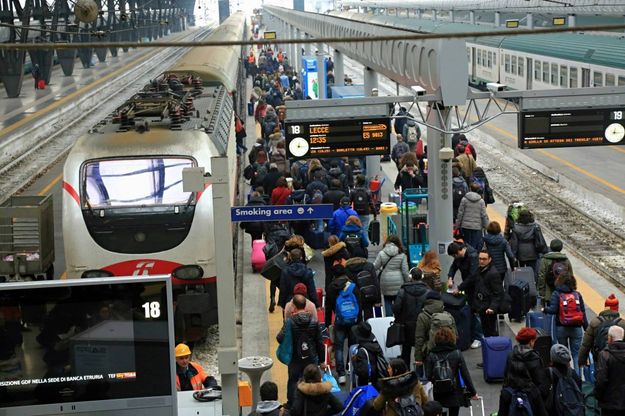 Milano, la Centrale si affolla per Natale: le partenze dei primi vacanzieri