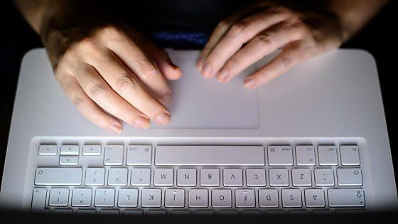 Teenagers sempre connessi ma per trovare l'amore preferiscono l'offline
