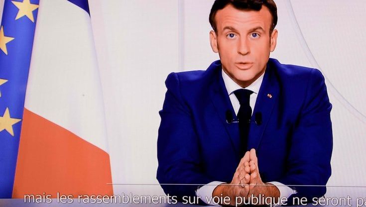 Francia, Macron: "Da sabato riapriranno i negozi. Dal 15 dicembre coprifuoco dalle 21. Niente sci per fine anno"