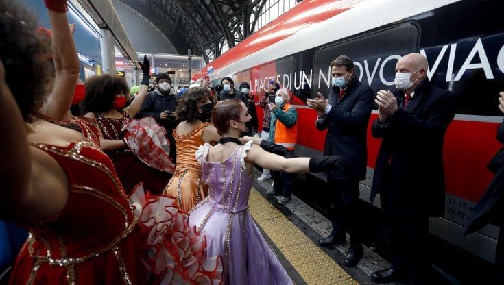 Frecciarossa da Parigi a Milano, il primo treno accolto con il Can-Can: "Presto in tutta Europa"