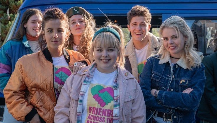 'Derry girls', la serie con Nicola Coughlan, la Lady Whistledown di 'Bridgerton': l'adolescenza in un'Irlanda violenta