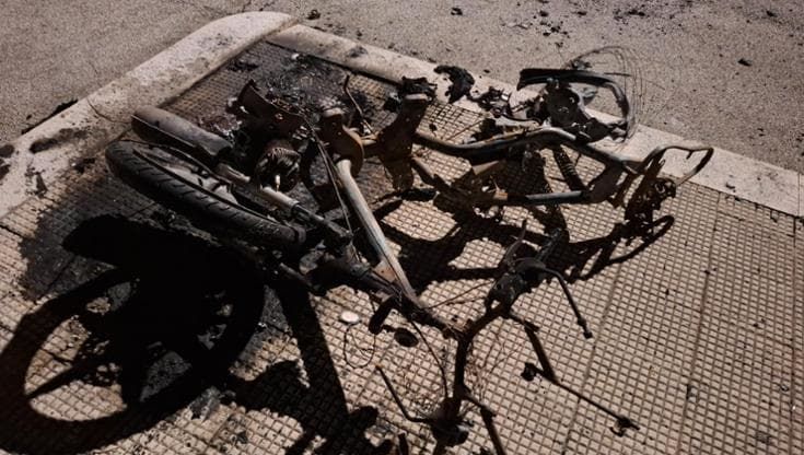 Incendiati campetto da basket e una moto: vandali in azione a Palese. “Necessari più controlli”