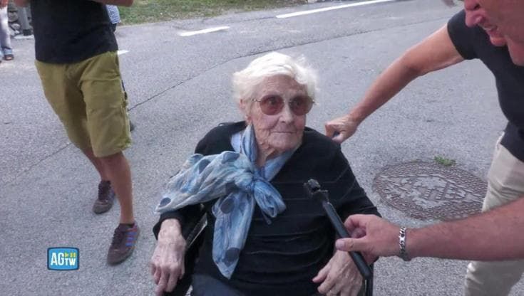Dro, Carmen a 90 anni sfila contro il raduno dei neonazisti: "Sono solo degli sciocchi"