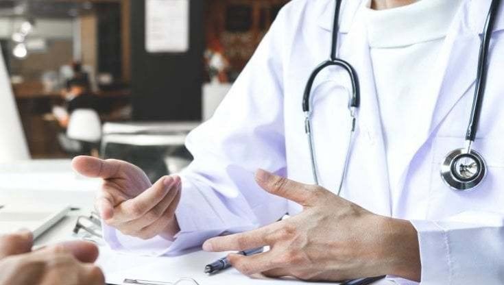 Medico no vax sospeso dall'Ordine in Puglia: se non si vaccina non potrà esercitare la professione fino al 31 dicembre