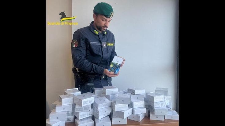 Vendevano falsi prodotti Apple, otto commercianti denunciati a Palermo