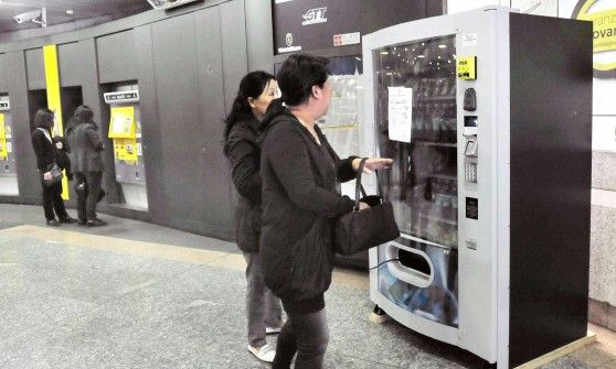 Torino, veto dell'azienda trasporti sui distributori automatici: "Niente condom in vendita nel metr&ograve;"