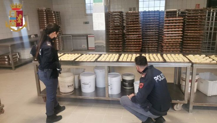 Escrementi di topo e insetti tra cornetti e panini: la polizia chiude un forno e una pasticceria a Roma Est
