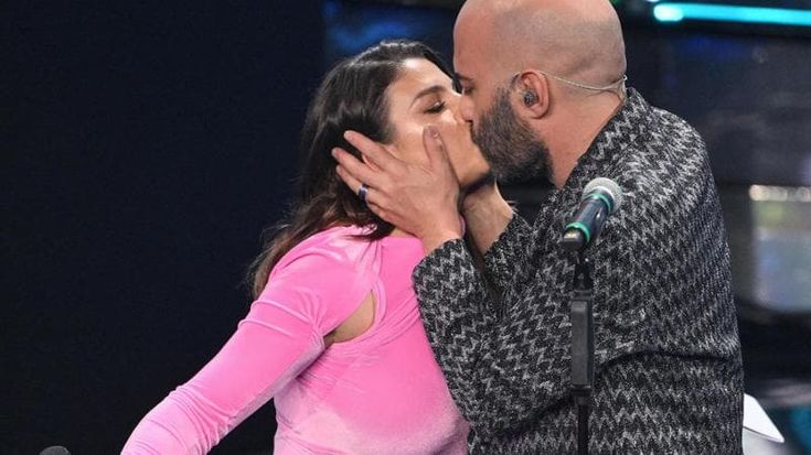 Il travolgente bacio tra Emma e Giuliano Sangiorgi dei Negramaro: “Ci porta fortuna”