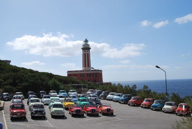 Raduno delle Cinquecento<br />auto d'epoca sull'isola azzurra