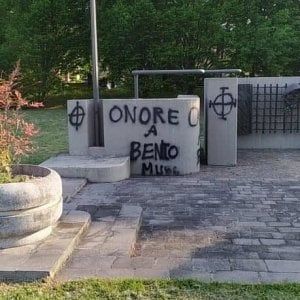 Bologna, scritte fasciste sui monumenti ai Caduti al quartiere Savena e a Ozzano