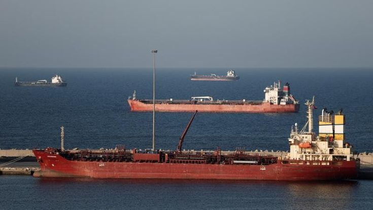 Petroliere in fila al checkpoint Hormuz. E c’è chi trucca i transponder per apparire cinese