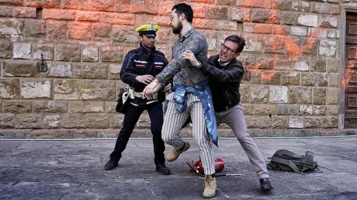 Firenze, l’attivista col foglio di via minaccia di presentarsi all’incontro sul clima e fa saltare il confronto con l’assessore Giorgio