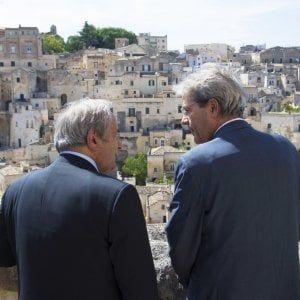 Confcommercio, il Sud ha perso venti anni. Calenda: "L'Iva non aumenterà"