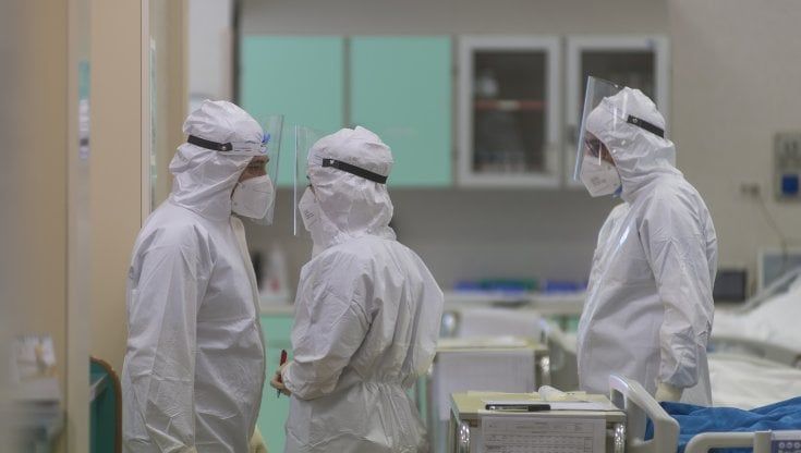 Coronavirus, allarme terapie intensive: "Vicini alla soglia critica. In calo l’età dei pazienti"