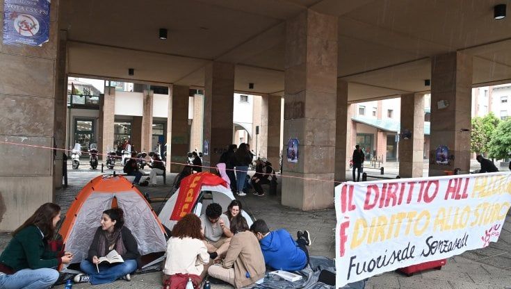 Firenze, spuntano le tende al campus di Novoli; “Affitti impossibili per gli studenti”