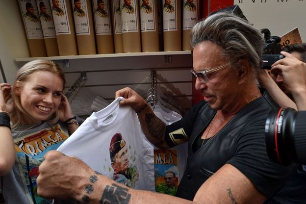 Mosca, c'&egrave; Vladimir Putin sulla t-shirt: Mickey Rourke fa da testimonial
