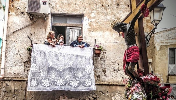L’immigrato e il Cristo nero: storia di fuga e di riscatto