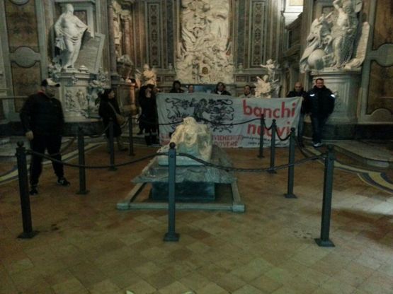 Occupata Cappella Sansevero<br />il "Cristo velato" tra gli striscioni