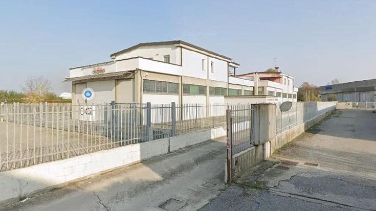 Sorpresi a rapinare armeria, si fingono operai: figlio del titolare non ci casca e li fa arrestare