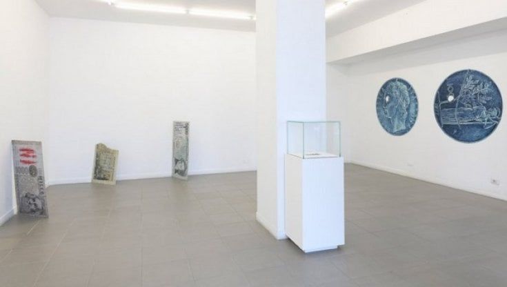 Arte e filatelia, Cesare Pietroiusti in mostra distrugge un francobollo raro di Pinocchio e crea 6 sue opere