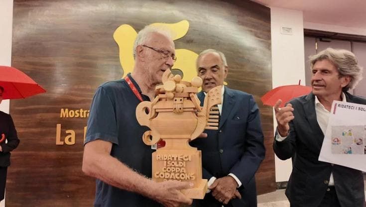 "Ridateci i soldi", a Venezia Alberto Barbera consegna il "premio" di Gianni Ippoliti: così il pubblico bacchetta i film (e i prezzi del Lido)