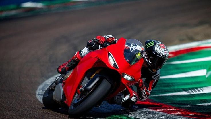 Nuova Ducati Panigale V4, sempre più MotoGP con un tocco dell’iconica 916 e 228 Cv di potenza