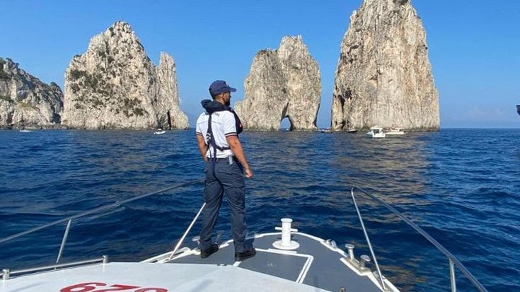 Nuotatori, sub e canoisti contro i “pirati” del golfo di Napoli: “Ogni giorno è rischio tragedia”