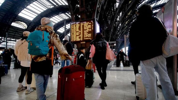 “Sciopero dei treni inaccettabile, mai più”. Affondo di Salvini, scoppia la polemica con i sindacati