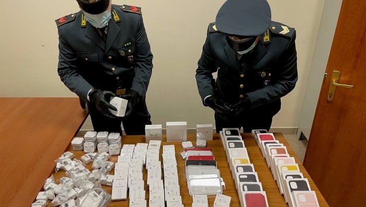 Salerno, vendita online di accessori Apple taroccati, denucniato 28enne