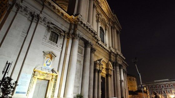 Raffiche di vento a 100 km all'ora, si stacca una lastra dal tetto del Duomo di Brescia