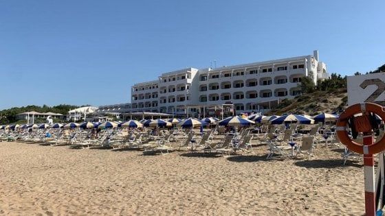 Lega, partenza flop per il beach tour. In spiaggia a Sabaudia non c'è nessuno e Salvini fa rotta sul Senato 