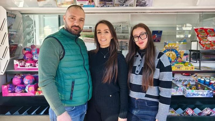 Riapre l’edicola in largo La Loggia: “Giornali e figurine, questo posto è casa”