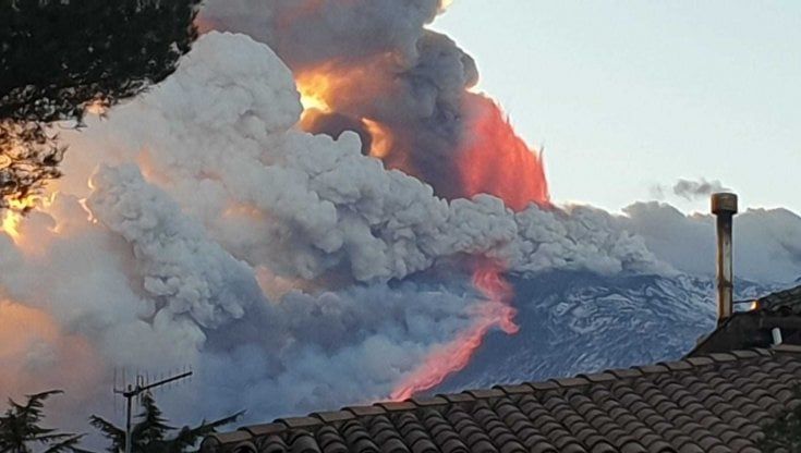 Si risveglia l'Etna: dopo l'eruzione riapre l'aeroporto per più di un'ora fontane di lava e cenere su Catania