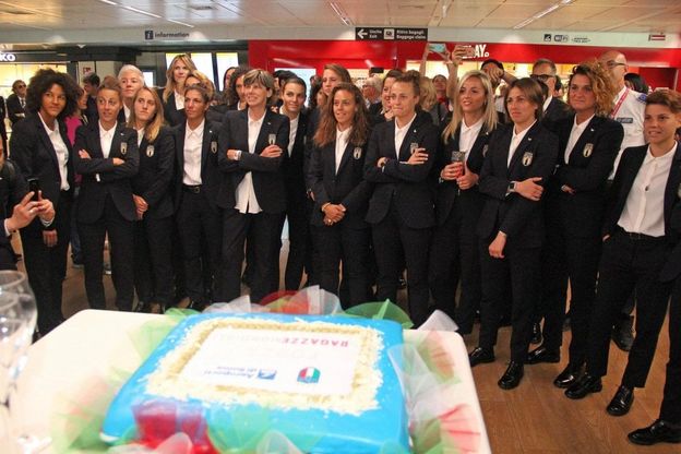 Calcio, Mondiali donne: inno e torta per le azzurre in partenza per la Francia