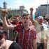 Tensione e proteste a Budapest, catena umana intorno al Parlamento: decine di fermi