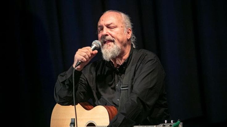 Tra parole e musica il senso di Eugenio Finardi per cinquant’anni di città