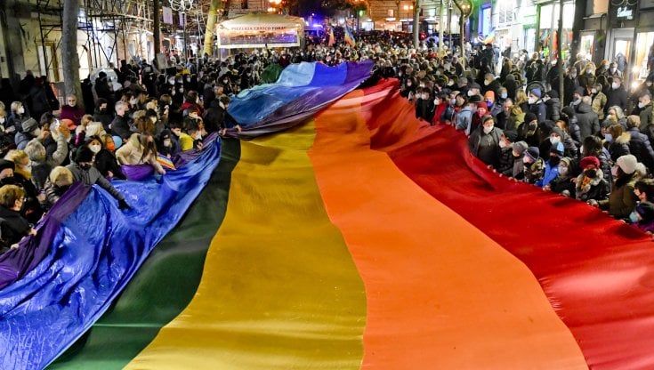 Napoli, candele e bandiere, al Vomero la marcia dei 2 mila: “Vicini al popolo ucraino ma fermate tutte le guerre”