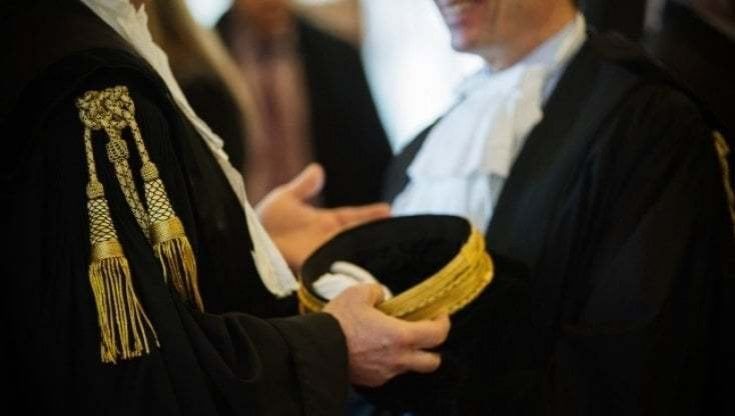 'Mia moglie non stira, non lava e non cucina':  marito chiede il divorzio ma il giudice lo bacchetta: "Sottomissione non è ammissibile"