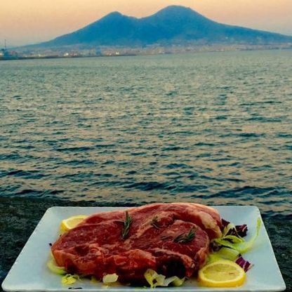 Napoli e la passeggiata del gusto di fronte al Golfo