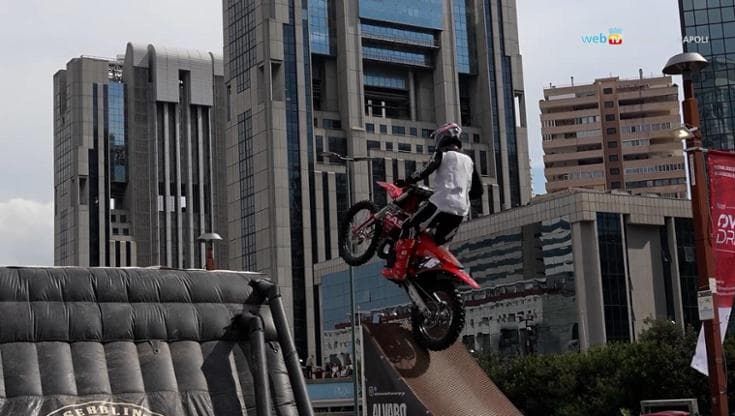 Napoli, torna overdrive al Centro direzionale: stuntman, Ferrari e lezioni di guida