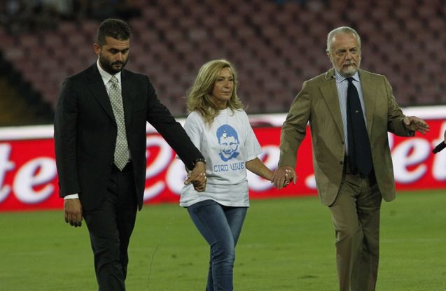 Il Napoli in campo contro il Paok Salonicco. La madre di Ciro: "Mai pi&ugrave; violenza". De Laurentiis. "Gli dedicheremo un settore del nuovo stadio"