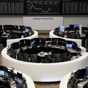 Le Borse di oggi, 6 agosto. Listini Ue in affanno, migliora il mercato del lavoro Usa