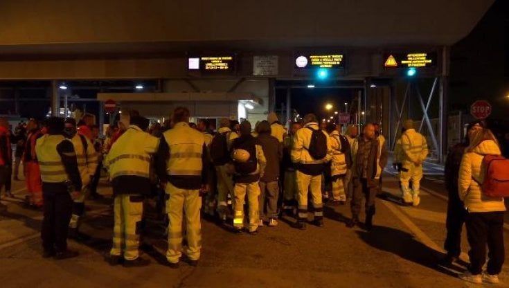 La protesta dei porti da Genova a Trieste. Il leader della manifestazione No Pass: "Nessun blocco, chi vuole lavorare lo fa"