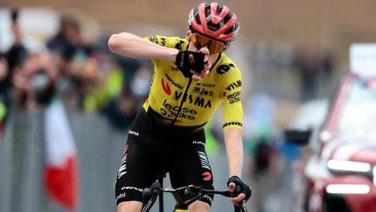 Giro, Vingegaard stacca Pellizzari e vince sul Blockhaus: il marchigiano perde un minuto