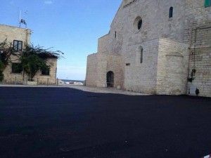"Scempio ai piedi del Duomo<br />via quella colata di asfalto"