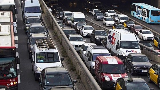 Usa, Trump cancella i limiti alle emissioni inquinanti delle auto voluti da Obama
