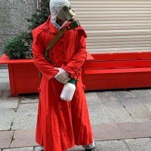 Panico ad Alessandria: "Siete infette": l'uomo mascherato spruzza una soluzione sui passanti